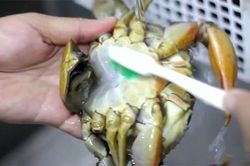 Bí quyết làm sạch thực phẩm khó rửa sạch bằng nước