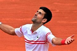 Djokovic thoát hiểm ở Pháp Mở rộng