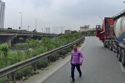 Tài xế chặn xe giữa đường, cầm xà beng 'dằn mặt' đối phương