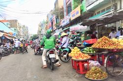Chợ truyền thống ở TP. HCM những ngày giãn cách: Trong vắng, ngoài đông