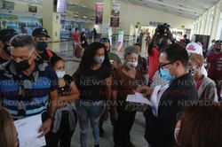 Thất nghiệp, phải đi xin ăn ở nước ngoài, dân Venezuela thi nhau đòi về nước