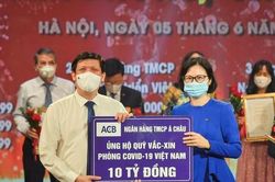 ACB ủng hộ 10 tỷ đồng vào quỹ vắc-xin Việt Nam và mua 100.000 liều vắc-xin cho nhân viên