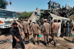 Hai tàu Pakistan va chạm, gần 90 người thương vong