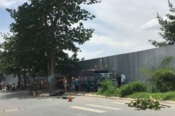 Văng vào gầm xe ben, người phụ nữ bị cán tử vong