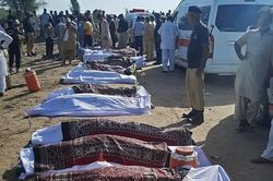 Tàu nhanh lao vào tàu trật đường ray ở Pakistan, gây hơn trăm thương vong