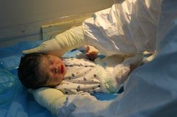 Bé sơ sinh có mẹ mắc Covid-19 hôn mê đã xuất viện, chuyển tới khu cách ly