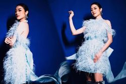 MC Phí Linh diện váy màu baby blue đẹp tuyệt trên sân khấu The Heroes