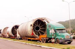 Phối hợp điều tiết giao thông phục vụ vận chuyển hàng siêu trường, siêu trọng