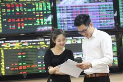 Chứng khoán hôm nay (17/5): VN-Index đảo chiều ngoạn mục, hàng loạt cổ phiếu 'tím lịm'