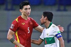 Văn Hậu an ủi Evan Dimas trong trận thắng 4-0