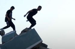 Bãi ném bom ở Gaza trở thành địa điểm chơi parkour