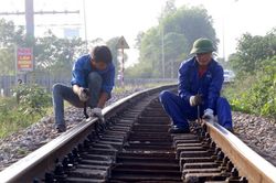 Doanh thu ngành đường sắt giảm gần 50% do COVID-19