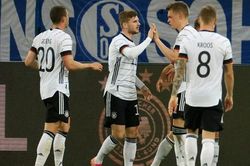Manuel Neuer đi vào lịch sử trong ngày đội tuyển Đức phô diễn sức mạnh