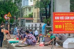 Bất chấp lệnh cấm, chợ cóc nhiều nơi ở Hà Nội vẫn âm thầm hoạt động