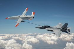 Kinh ngạc drone tiếp nhiên liệu cho chiến đấu cơ Mỹ lần đầu tiên trong lịch sử