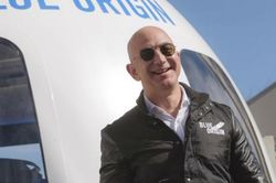 Jeff Bezos sắp có chuyến du lịch vũ trụ đầu tiên