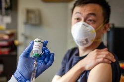 Đi tiêm vaccine COVID-19, nhiều người Trung Quốc bị lừa tình