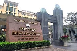 Ra quyết định thu học phí gây tranh cãi, HV Báo chí và Tuyên truyền lên tiếng