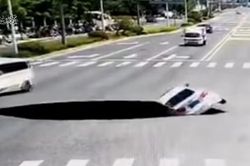 Không nhận ra 'hố tử thần' khổng lồ trên đường, xe ô tô chạy thẳng xuống hố