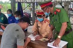 Tránh khai báo y tế, 8 người trốn trong thùng xe tải