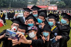 Giới trẻ Trung Quốc đổ xô làm việc tại cơ quan nhà nước