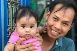 Ông bố bị con gái quên mặt vì đi chống dịch quá lâu