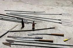 Cảnh sát kịp ngăn nhóm cầm dao đi hỗn chiến