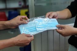 Giả nhân viên y tế, phát khẩu trang có tẩm thuốc mê