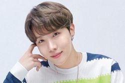 Dân mạng xôn xao về món bánh kim chi kì quặc của J-Hope BTS