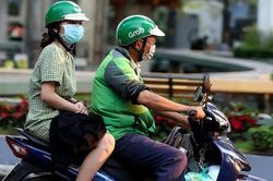 Dịch bệnh bùng phát: Xe ôm công nghệ, cửa hàng ăn nổi tiếng cũng phải 'kêu trời'