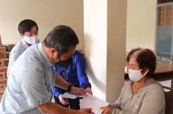 Hỗ trợ khó khăn cho hơn nửa triệu xe ôm, bảo mẫu, bán vé số… ở TPHCM