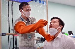 Chỉ mất 15 phút lắp ráp, 'buồng lấy mẫu cách ly an toàn' đã sẵn sàng xét nghiệm