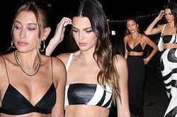'Siêu mẫu đắt giá nhất thế giới' mặc quây ngực nhỏ xíu, khoe body 'cực phẩm'