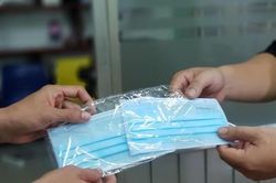 Giả nhân viên y tế phát khẩu trang tẩm thuốc mê để chiếm đoạt tài sản