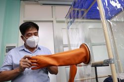 Quá trình lắp ráp siêu nhanh 'buồng lấy mẫu an toàn' giá chỉ 10 triệu đồng