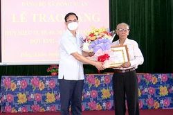 Trao tặng huy hiệu 75 năm tuổi đảng cho đảng viên lão thành