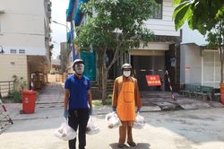 Chùa Phổ Minh tặng cơm chay cho bà con khu vực bị phong tỏa