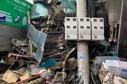 Xe đầu kéo 'san bằng' vỉa hè, nghiền nát hàng chục xe máy, hiện trường gây ám ảnh