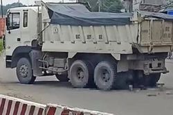 Xe ben kéo lê xe máy giữa ngã 3, người đàn ông bị cán tử vong thương tâm