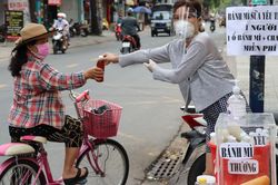 Người dân trong khu phong tỏa ở TP.HCM: 'Nếu cần hãy lấy một phần'