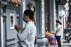 Dân Hà Nội vái vọng từ cổng chùa trong ngày mùng 1 Âm lịch