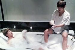 BTS: ARMY đã hét lên khi Jin chia sẻ chuyện từng… tắm chung với V