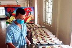 Thầm lặng những 'anh nuôi' trên tuyến đầu chống dịch