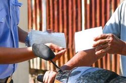Kiên Giang: Cảnh giác kẻ xấu phát khẩu trang miễn phí có tẩm thuốc mê
