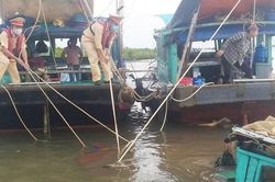 Thủy đoàn I cứu ngư dân bị chìm tàu trên biển