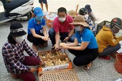 Hỗ trợ 4.250 con gà giống cho hội viên phụ nữ ở xã Hải Trường