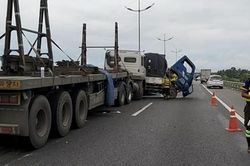 Xe đầu kéo va chạm với xe tải trên cao tốc, 2 người nhập viện