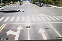 Xe hơi rơi xuống 'hố tử thần' ngay giữa giao lộ ở Trung Quốc