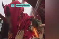 Chú rể bị xích cổ trong đám cưới và giải cứu có 1-0-2