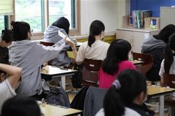 Hàn Quốc: Thi đại học để… được tiêm vắc-xin